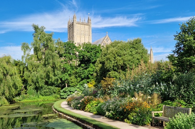 bishops-palace-garden-wells